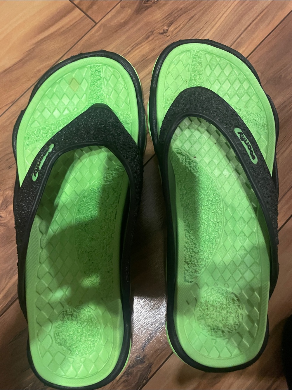 Soonfly men’s Neon Green and Black Flip-Flop Recovery Sandals size 45